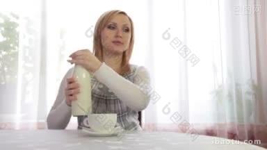 孕妇用一杯茶倒牛奶放松